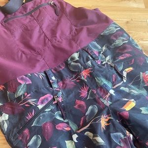 The North Face Toucan Snow Bibs. Lightly used and in great condition